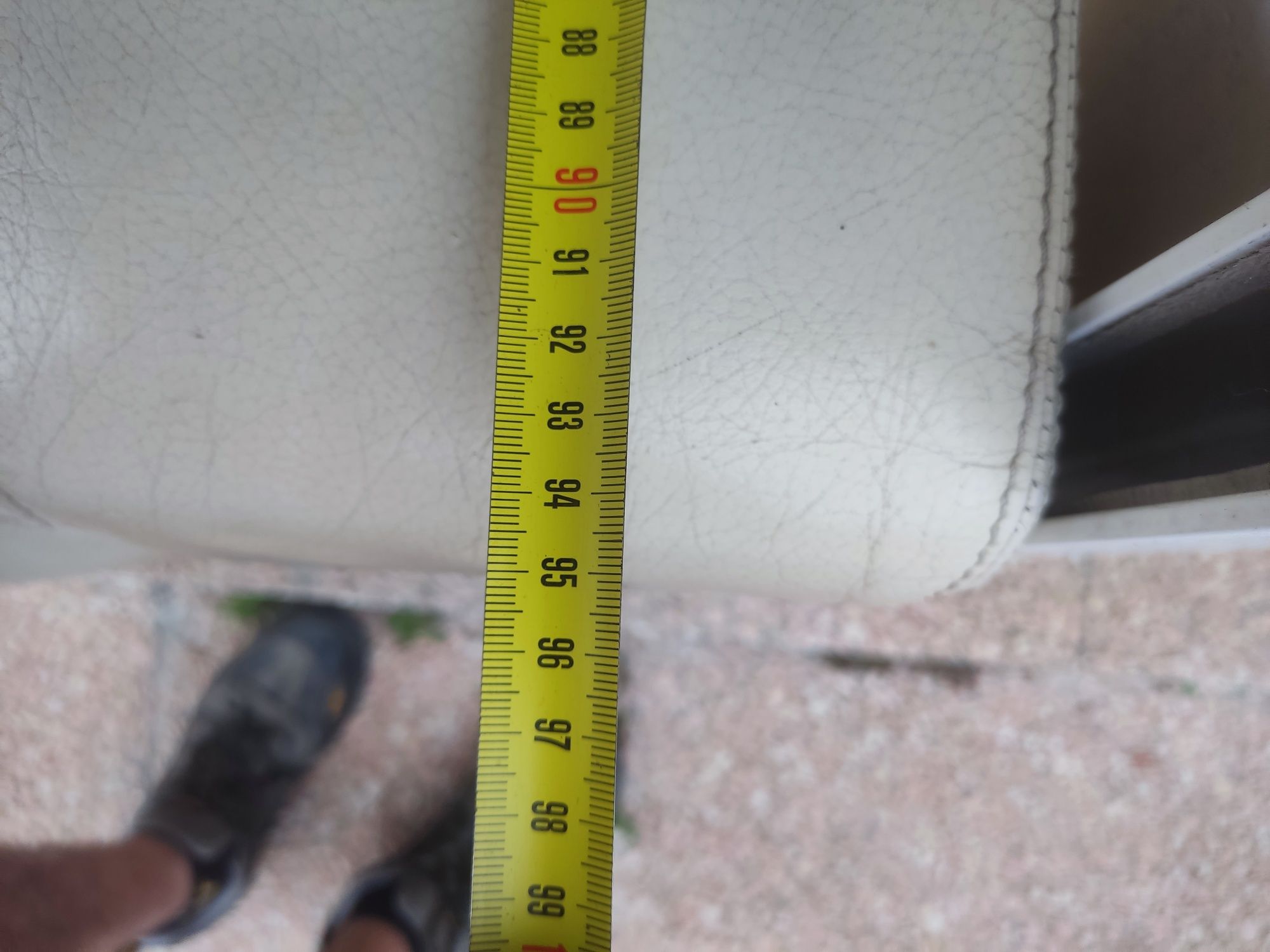 Sofá em pele 3 lugares e apoio de pés