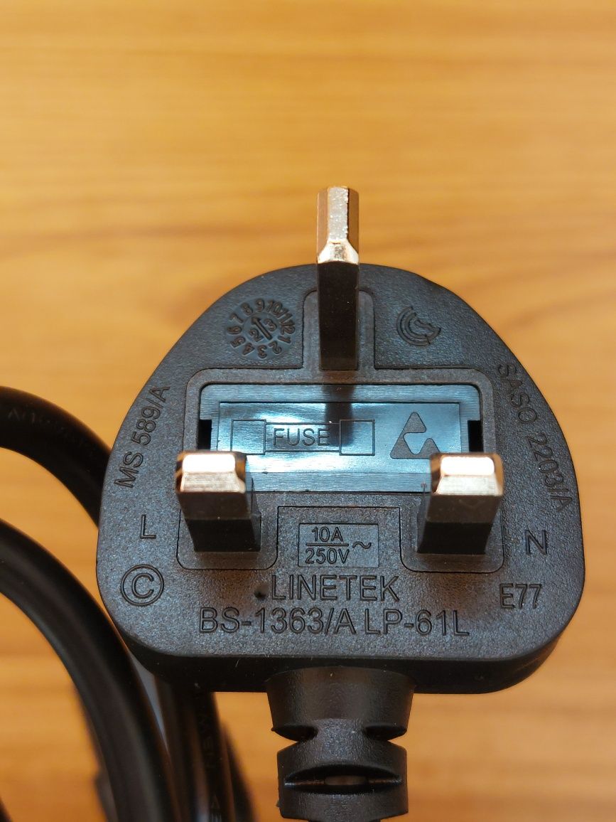 Kabel  przewód zasilający 1,5 m złącze A IEC C13 złącze B UK BS 1363