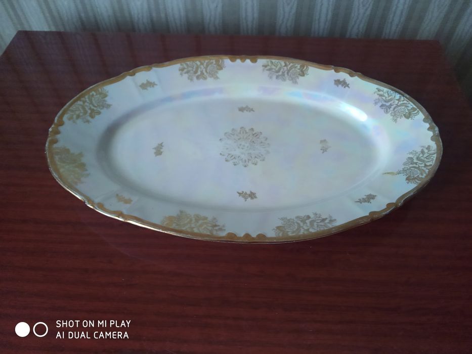Овальное фарфоровое блюдо