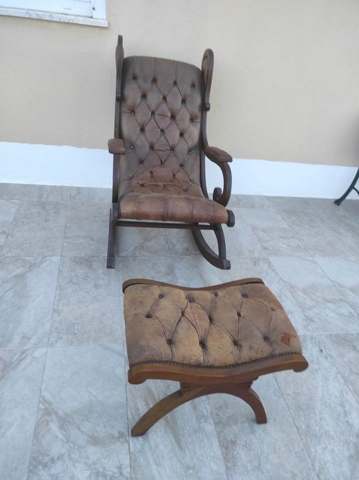 Cadeira de baloiço e repousa pés Capitoné