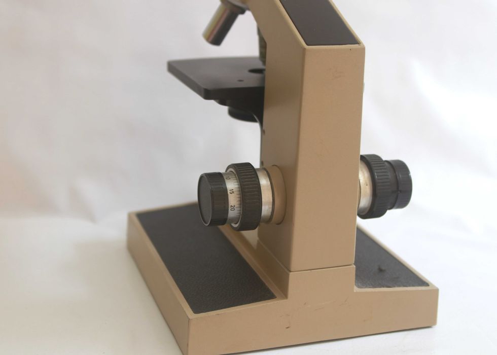 Microscópio PZO Warszawa FOC Escolar com 3 lentes