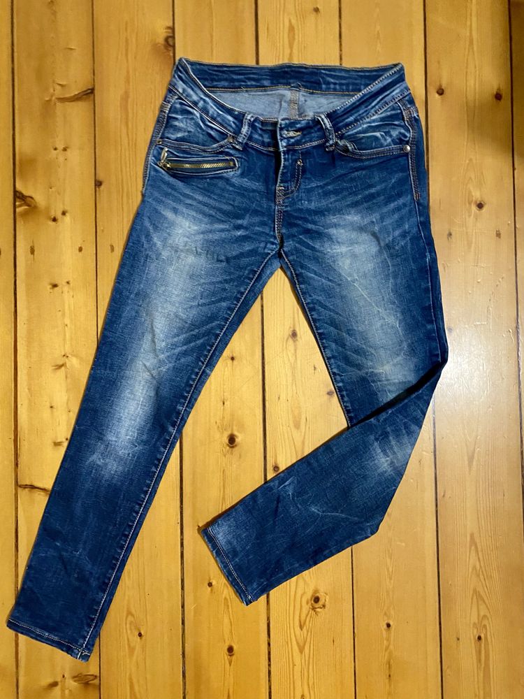 Spodnie jeansy z przetarciami S