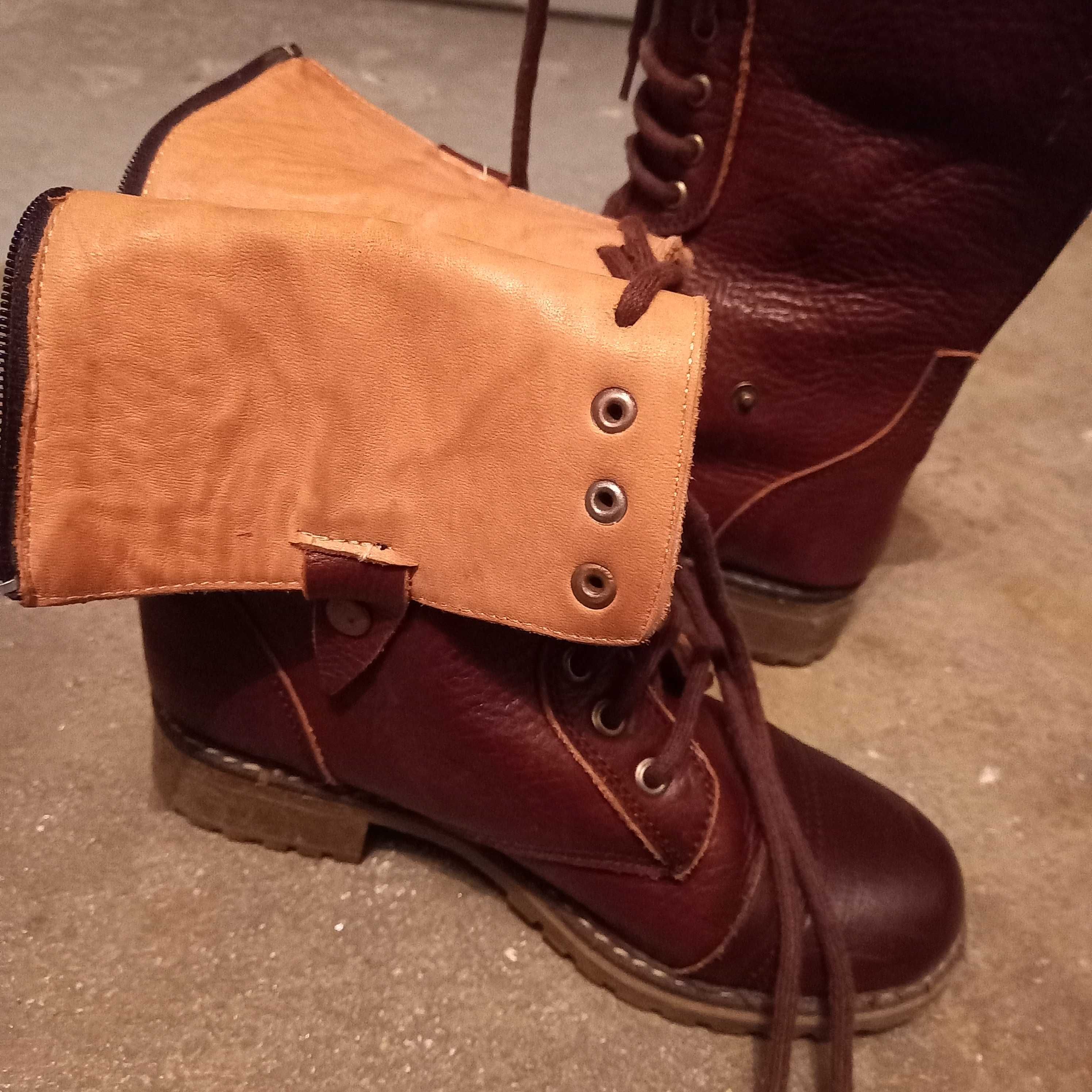 Botas com cordões em couro