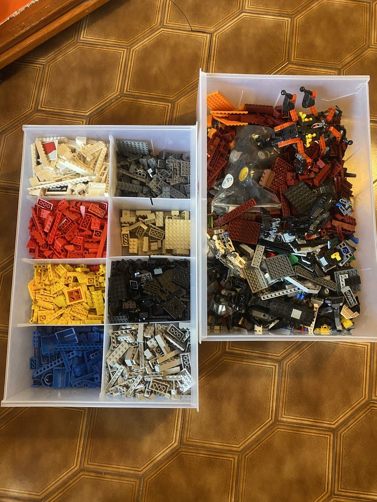 Sortido Lego correspondente a inúmeras peças