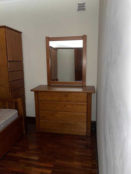 Quarto de solteiro com mobiliário completo
