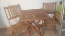 Mesa de jardim/exterior, com 2 cadeiras.