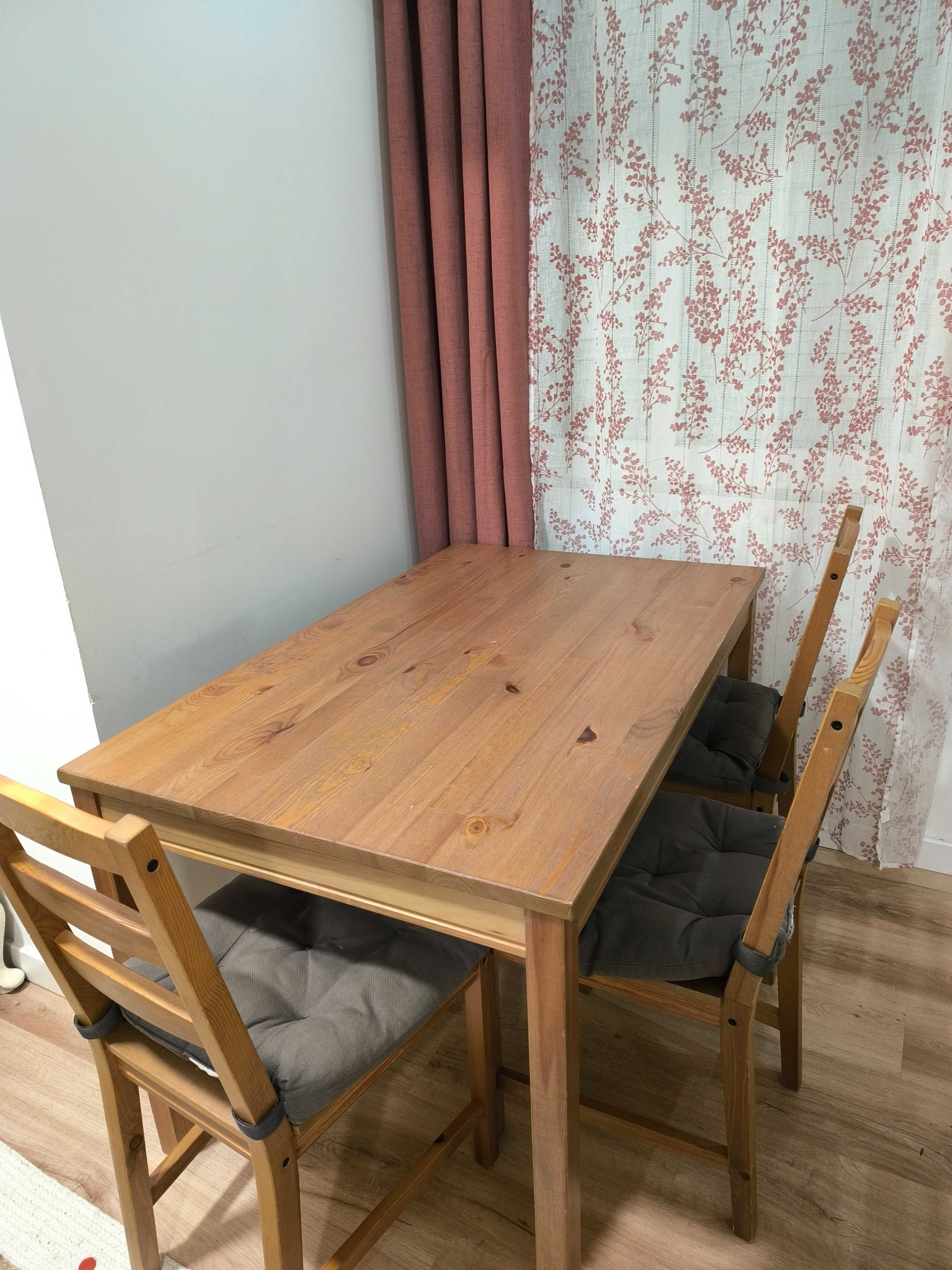 Mesa e 3 cadeiras