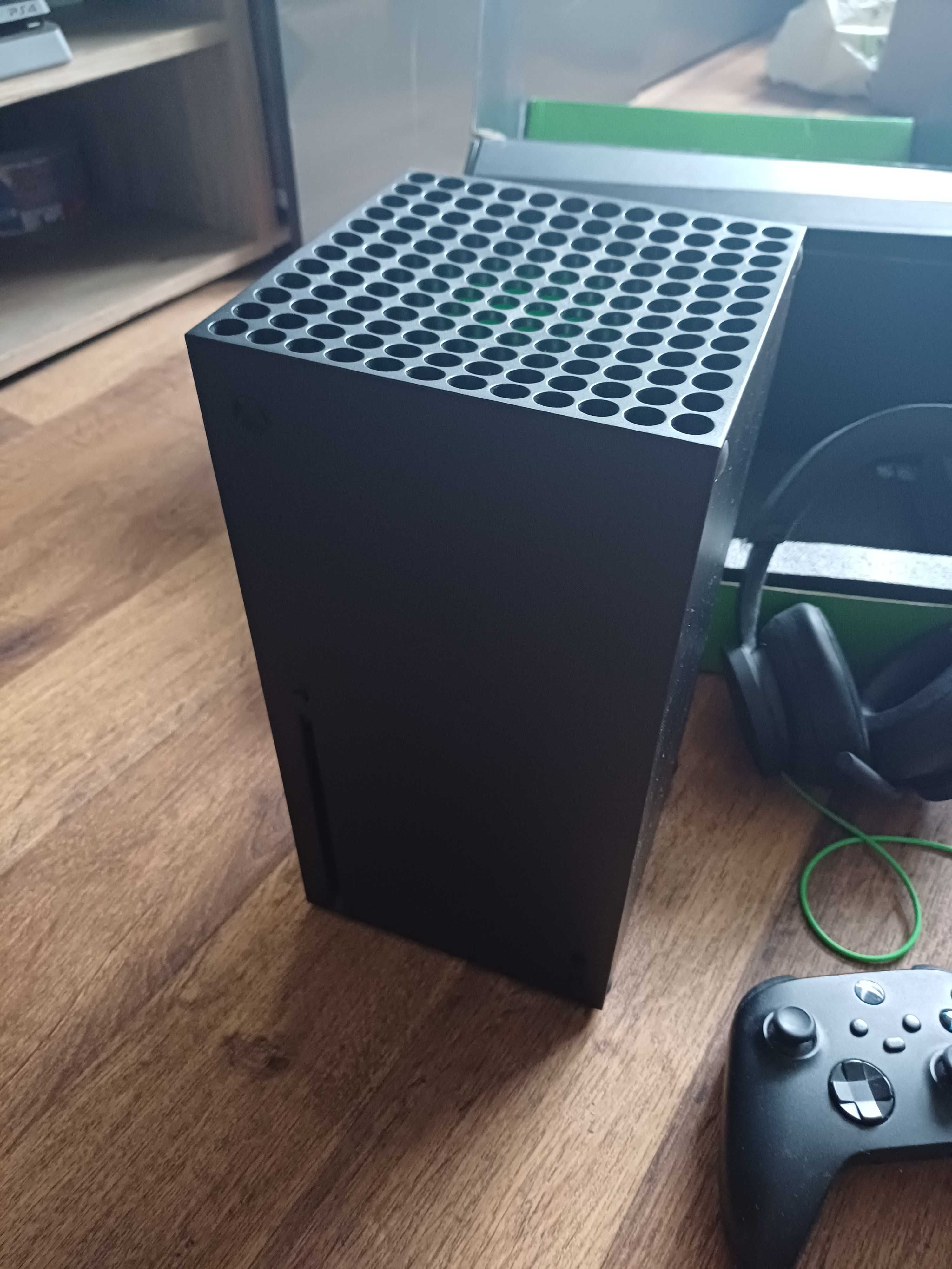 Konsola Xbox Series X plus pad plus słuchawki. Okazja!