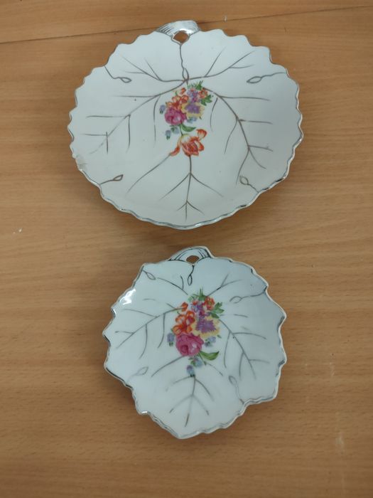 Conjunto de pratos decorativos.