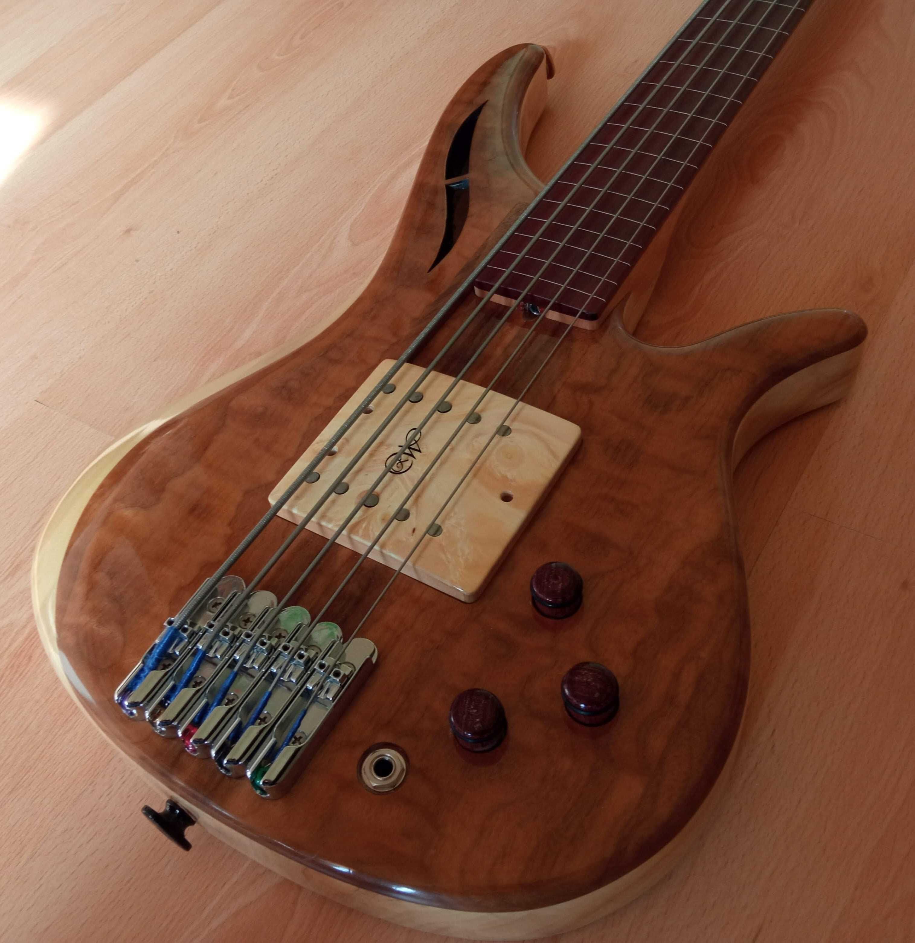 Gitara basowa bass fretless 5 strun semi hollow body