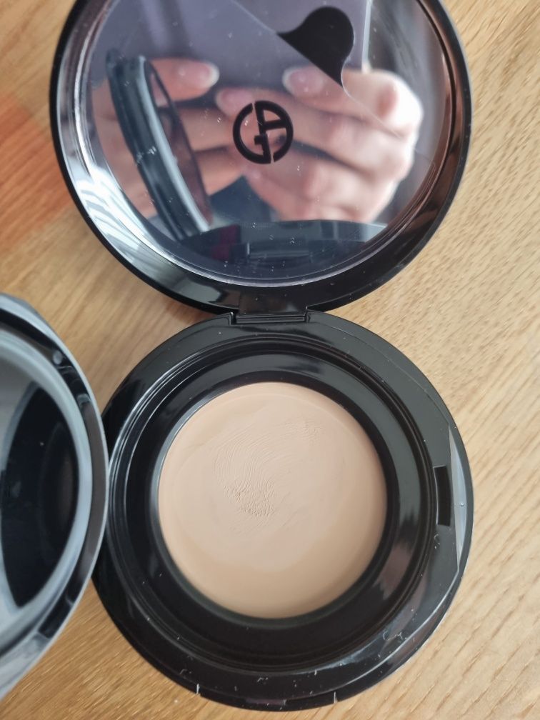 Podkład w kompakcie Power Fabric od Giorgio Armani  3.5