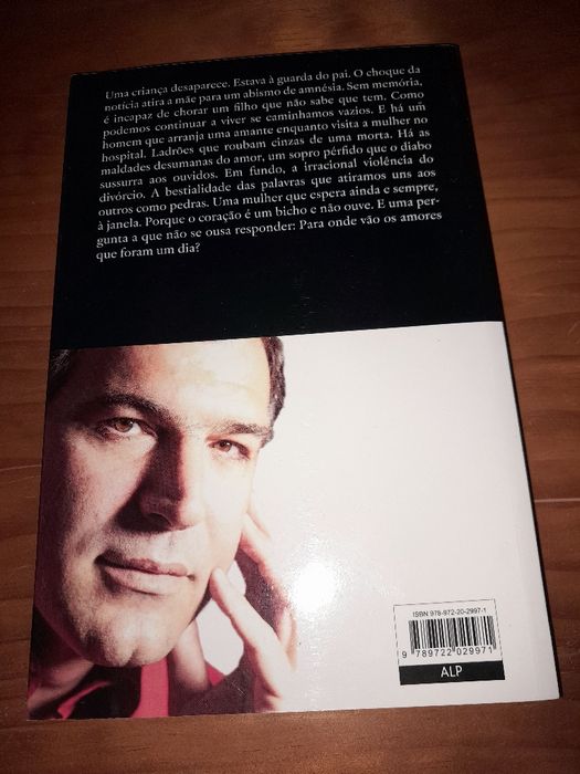 Livro A Mulher em Branco de Rodrigo Guedes de Carvalho
