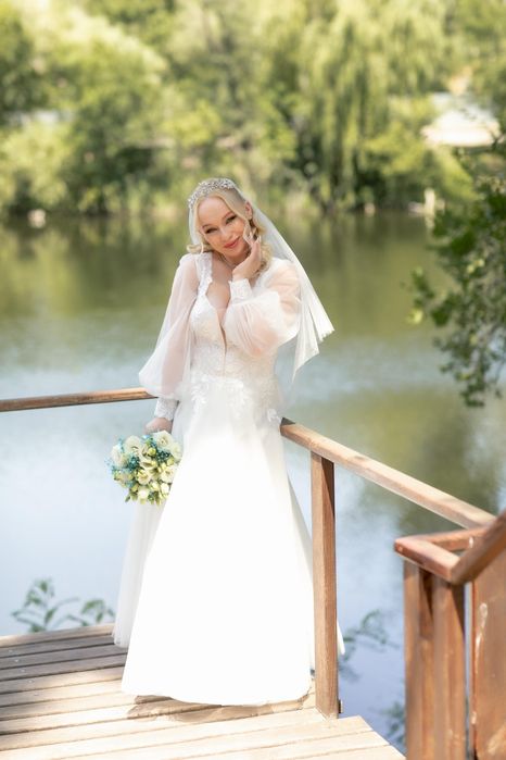 Весільна сукня молочна