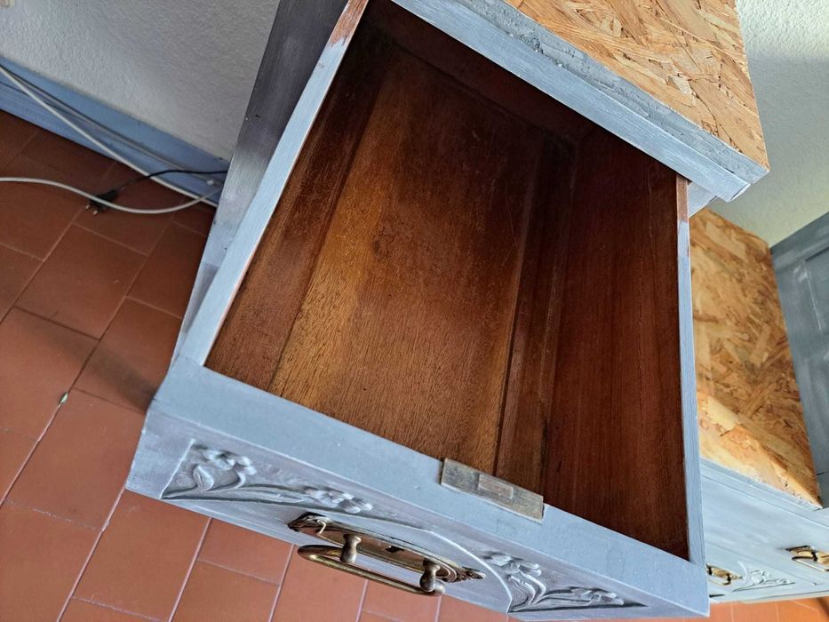 Cómoda antiga em madeira,pintada à mão,lindíssima