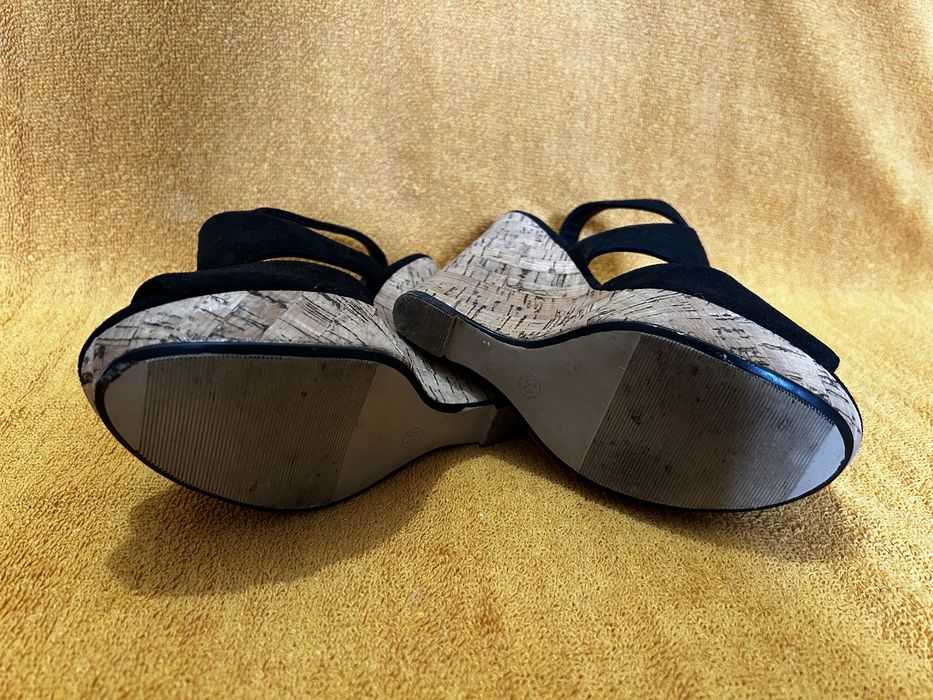 Sandálias pretas de cunha em cortiça. Como novas.