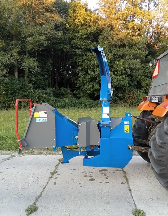 RĘBAK Stiler z własną hydrauliką do ciągnika do produkcji opału zrębki