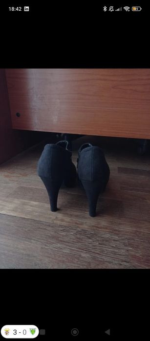 Botins de senhora n. 39 novos de camurça