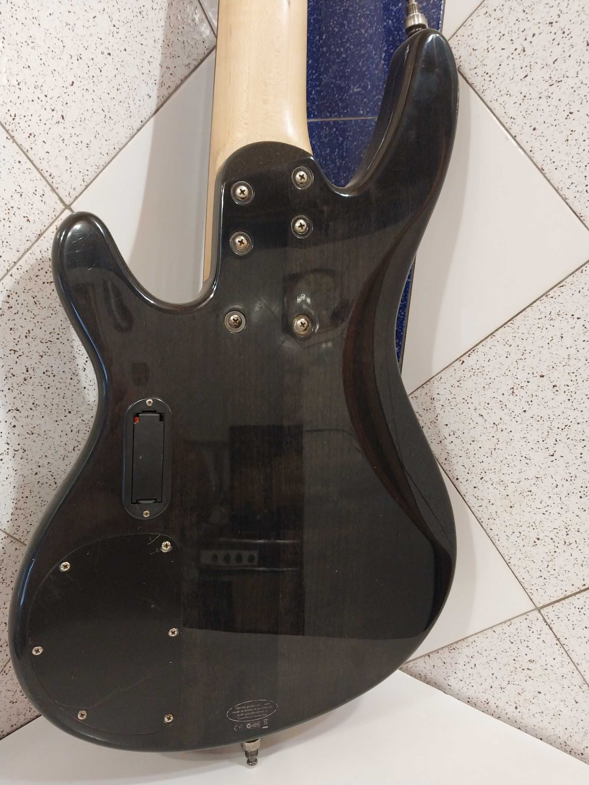 электро бас гитара  YAMAHA TRB1005