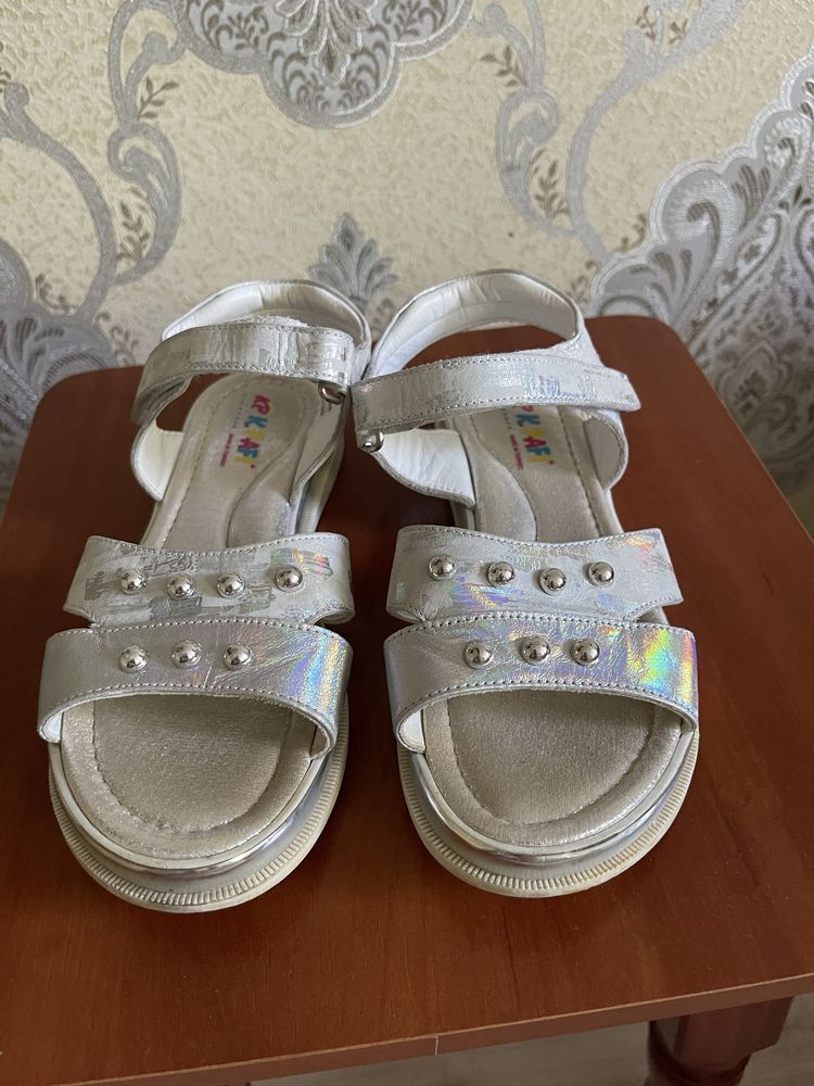 Продам босонiжки 33р