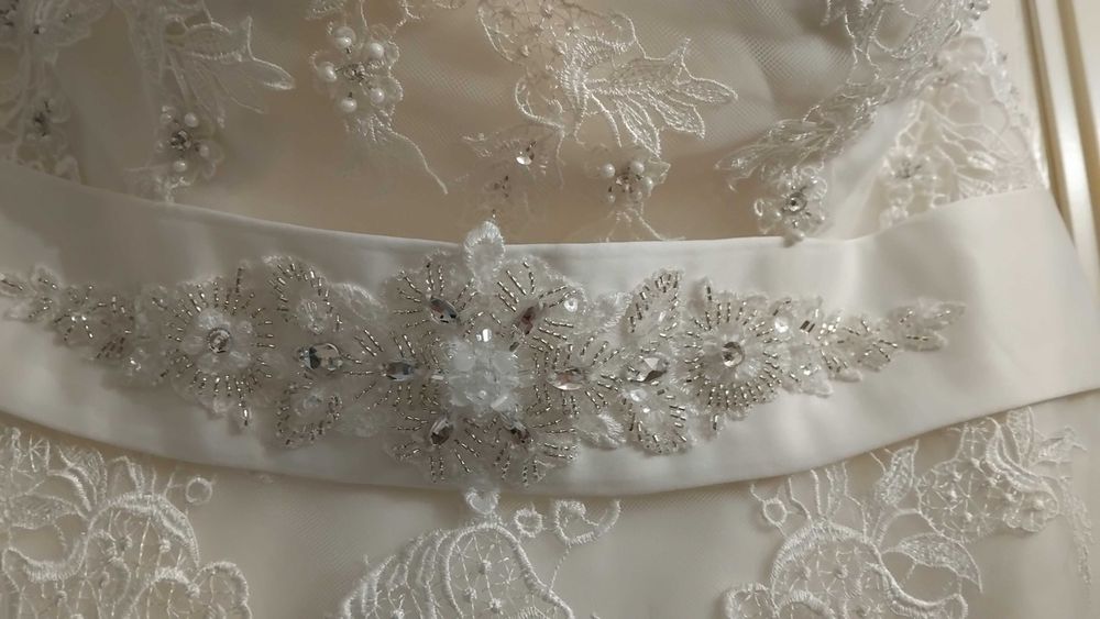 Весільна розкішна біла сукня