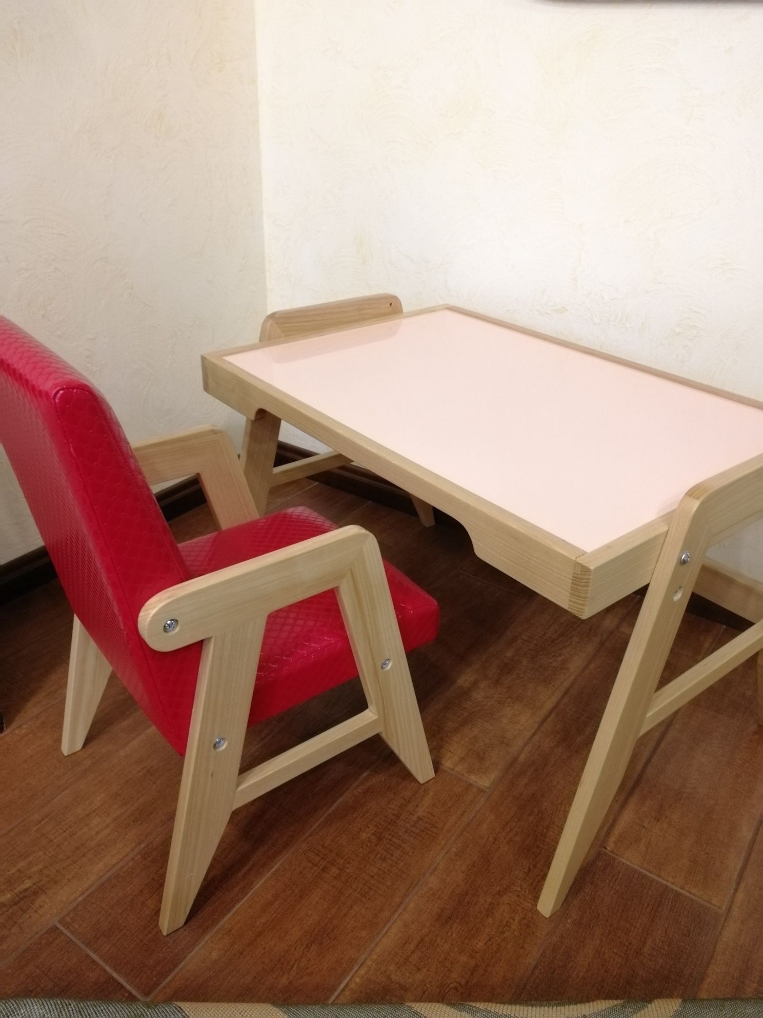 Дитячий стіл і стульчик