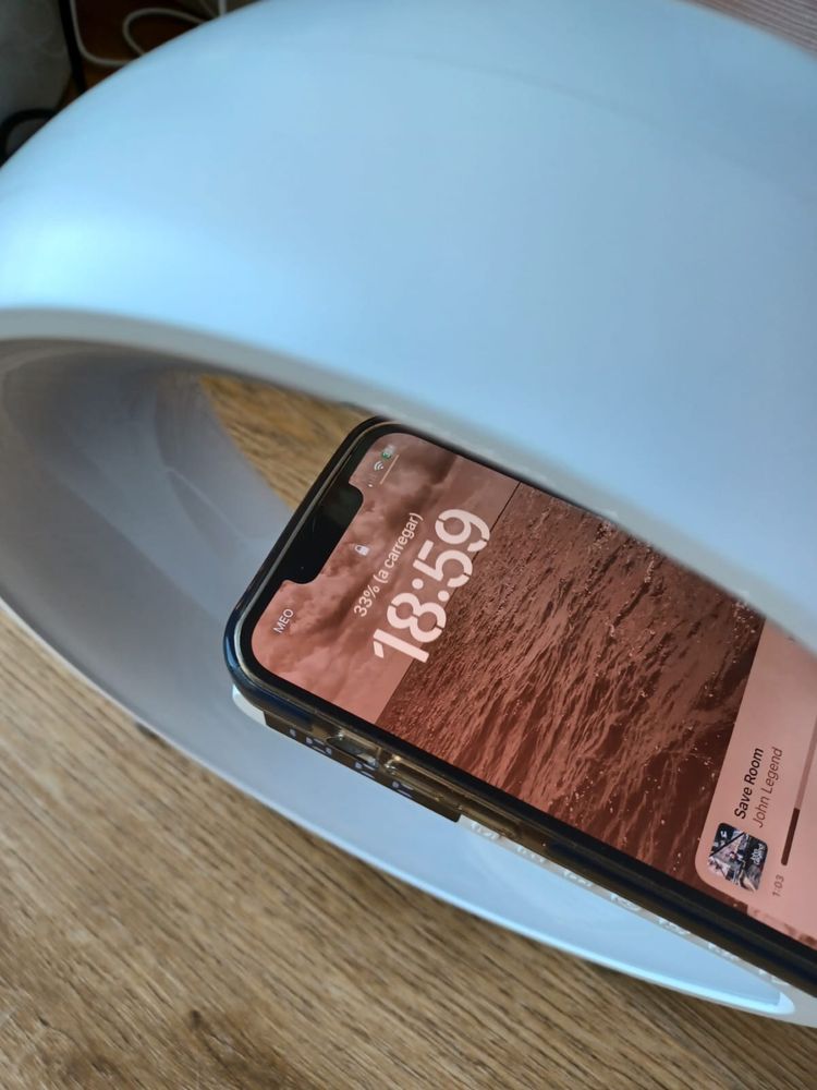 Relogio, carregador de telemóvel e aparelhagem