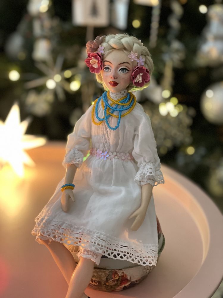 Інтерʼєрна лялька «Українка з квітами у волоссі»