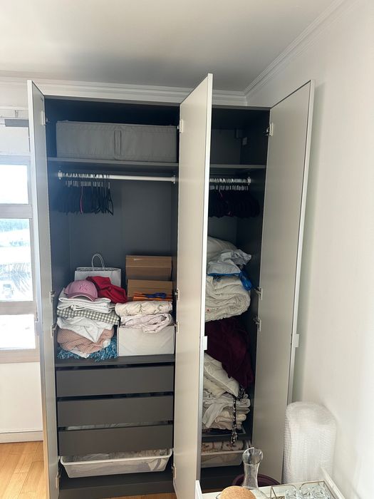 Guarda-roupa IKEA com portas espelhadas – excelente estado
