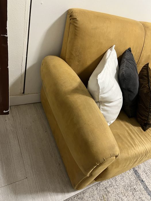 Sofá 2 lugares amarelo torrado