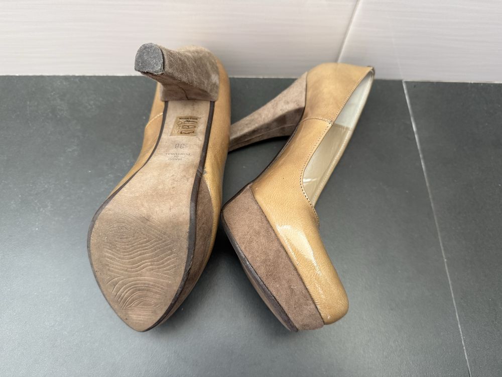 Sapatos salto alto com plataforma.