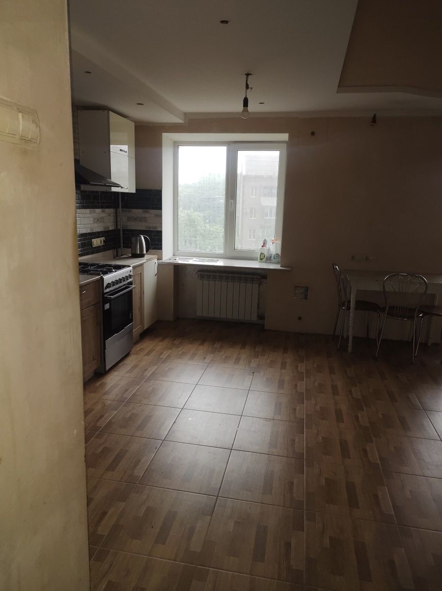 Трёхкомнатная квартира возле Славутич Арена.Стадион.80кв.м.Студия.
