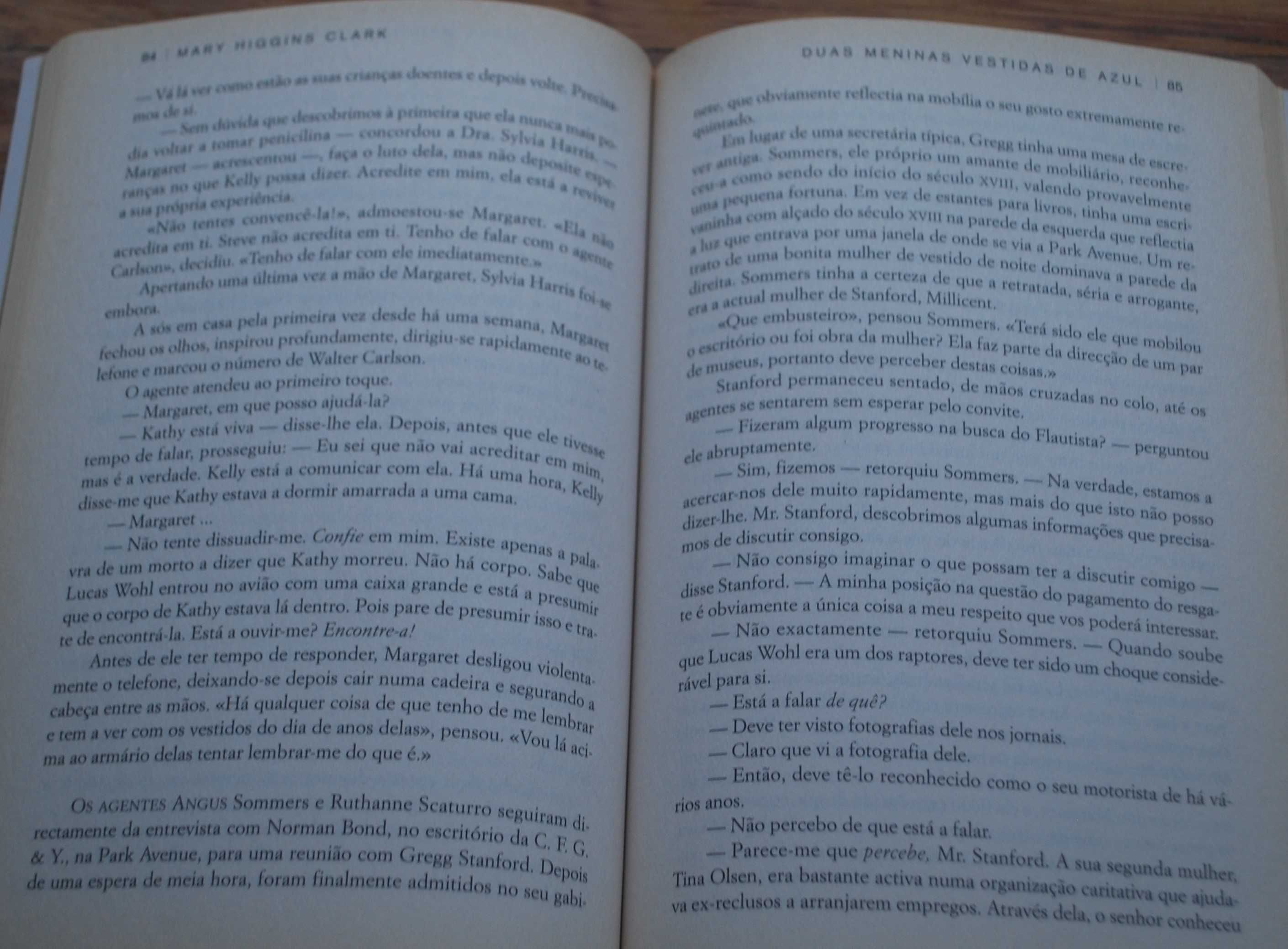 Duas Meninas Vestidas de Azul de Mary Higgins Clark - 1ª Edição 2009