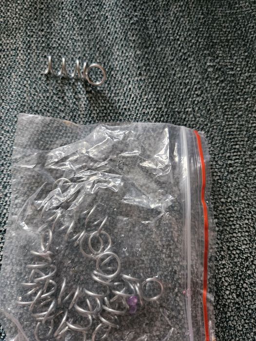 Zawieszki wkręcane do styropianu, 11 sztuk