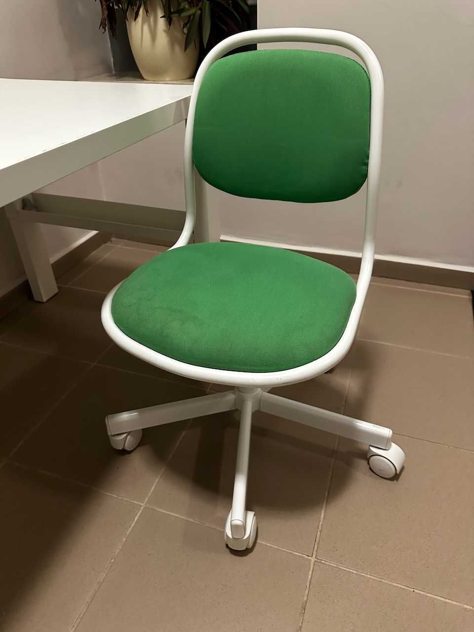 Biurko dziecięce IKEA plus krzesełko