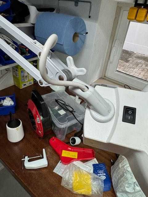 Candeeiro de Bancada com Lupa VTLAMP IMPECÁVEL 22W com Braço Regulável