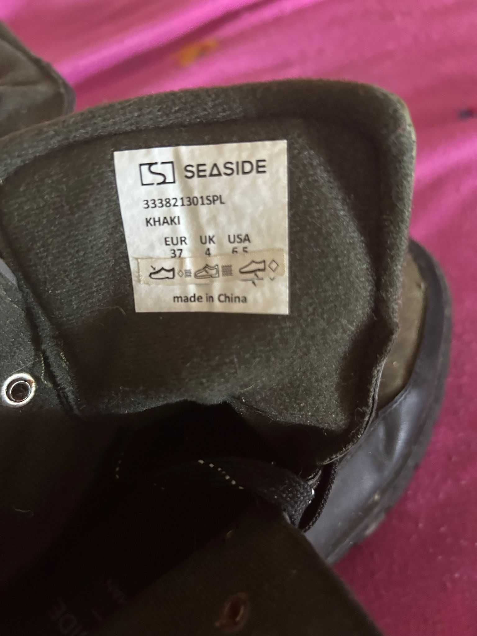 Um par de botas de sola alta