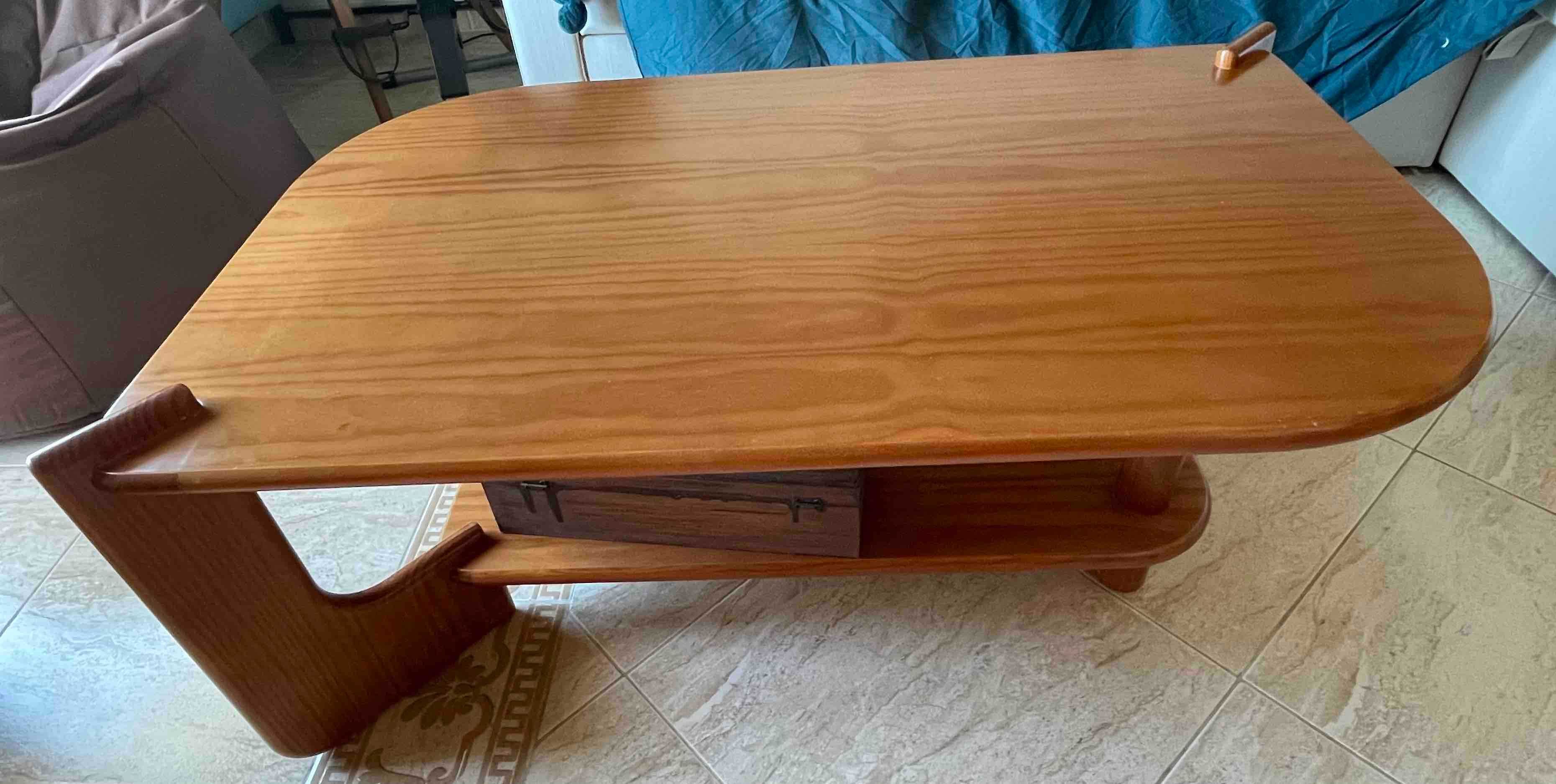 Mesa de centro em madeira e vidro