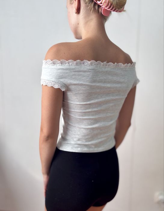 Bawelniany top opuszczany na ramiona koronkowy szary melanz Asos