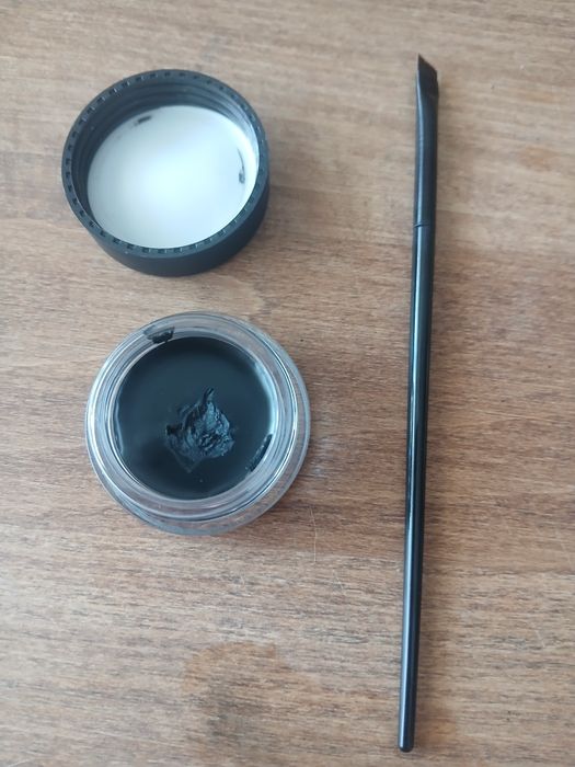 Eyeliner w żelu gel z pędzelkiem AMG