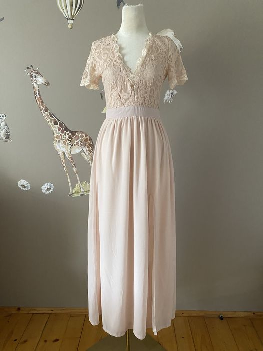 Długa maxi sukienka wieczorowa zwiewna na wesele dla druhny pudrowa