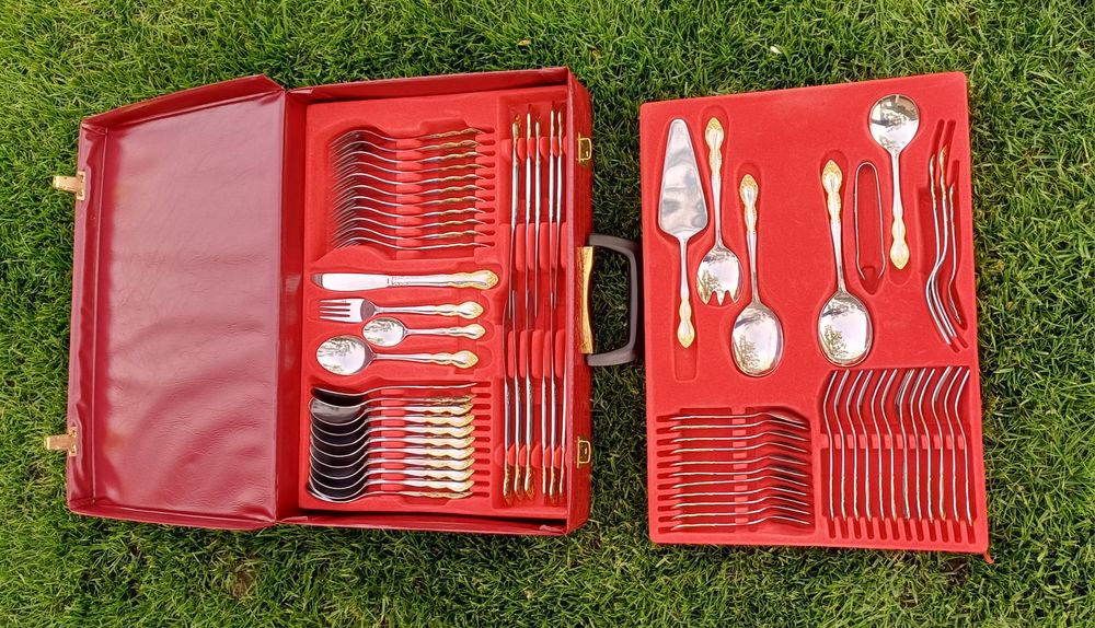 Столові прибори на 12 осіб