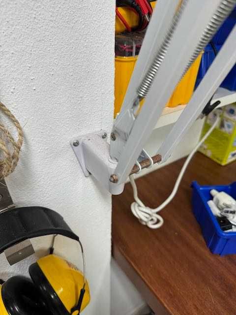 Candeeiro de Bancada com Lupa VTLAMP IMPECÁVEL 22W com Braço Regulável