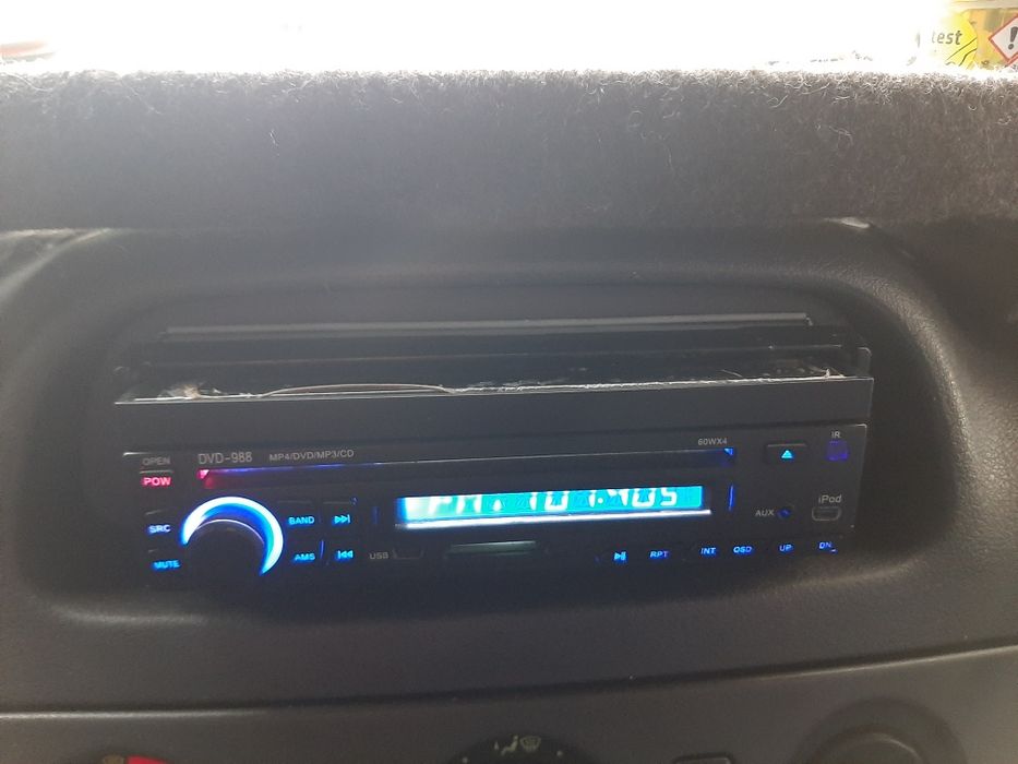 Продам автомагнітолу з 7" екраном sony