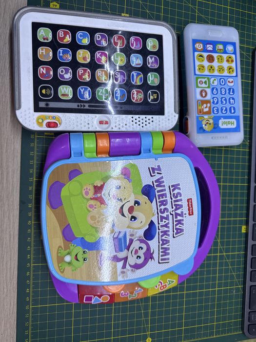 Ksiazka z wierszykami fisher price, telefon i tablet