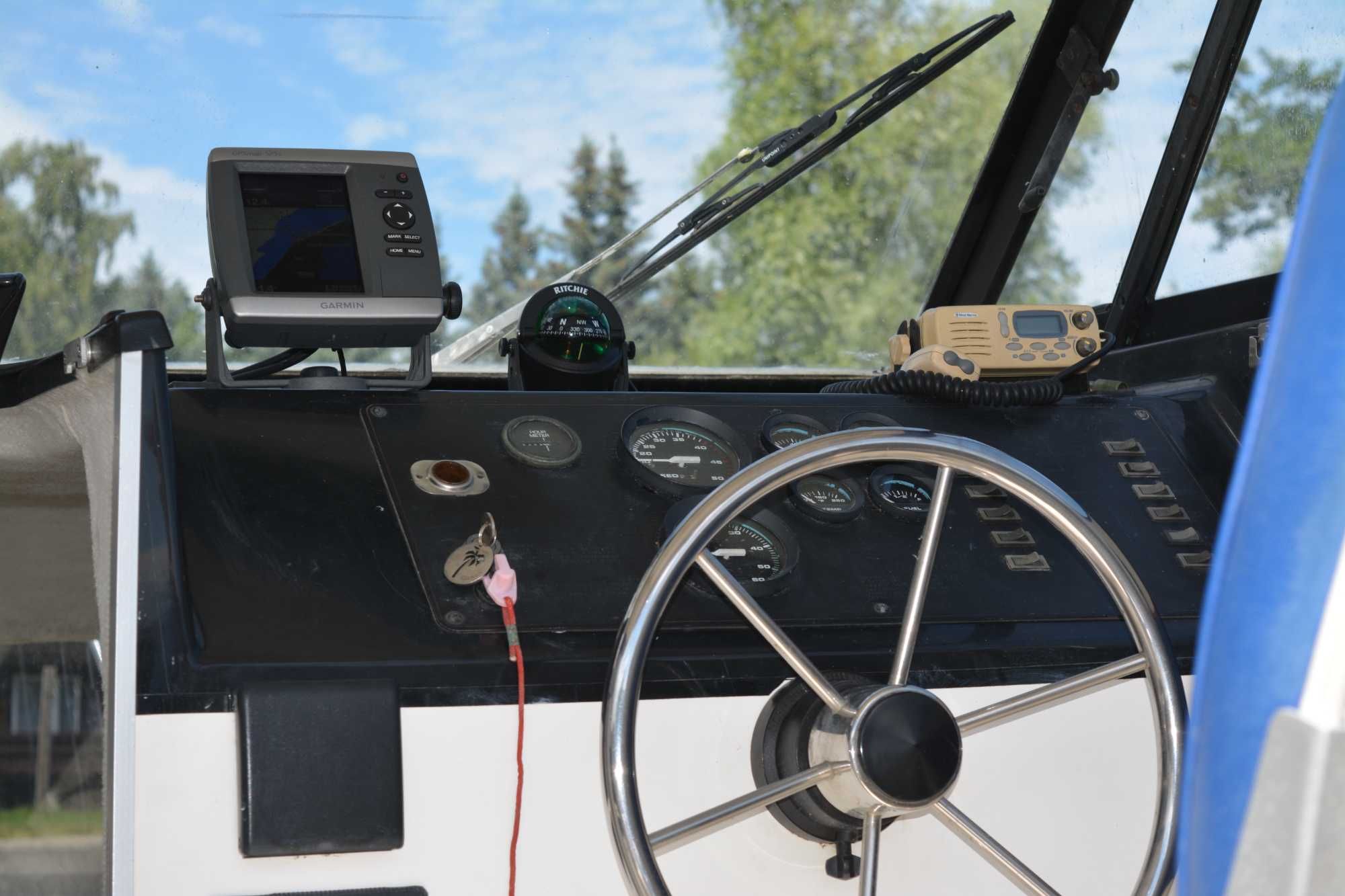 Bayliner 2452 – szybka i wygodna łódź kabinowa. Przyczepa GRATIS!