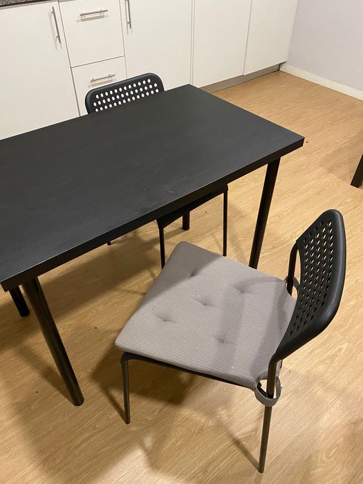 Mesa com duas cadeiras e mesa de apoio