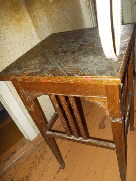 Стіл,   якому близько 100 років  під відновлення