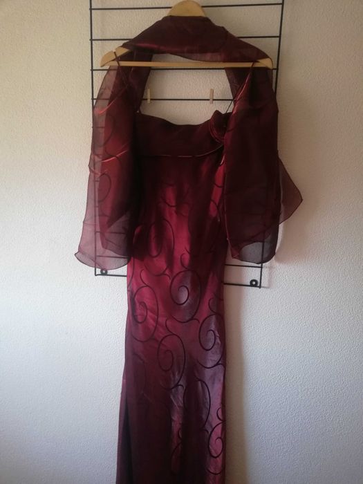 Vestido comprido Bordeaux com echarpe, como novo