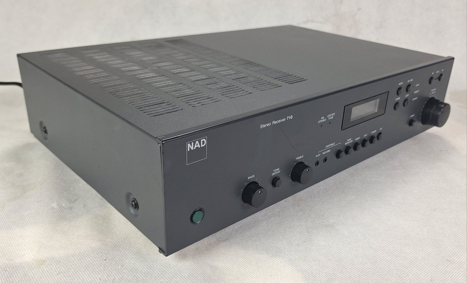 Amplituner stereo NAD 710