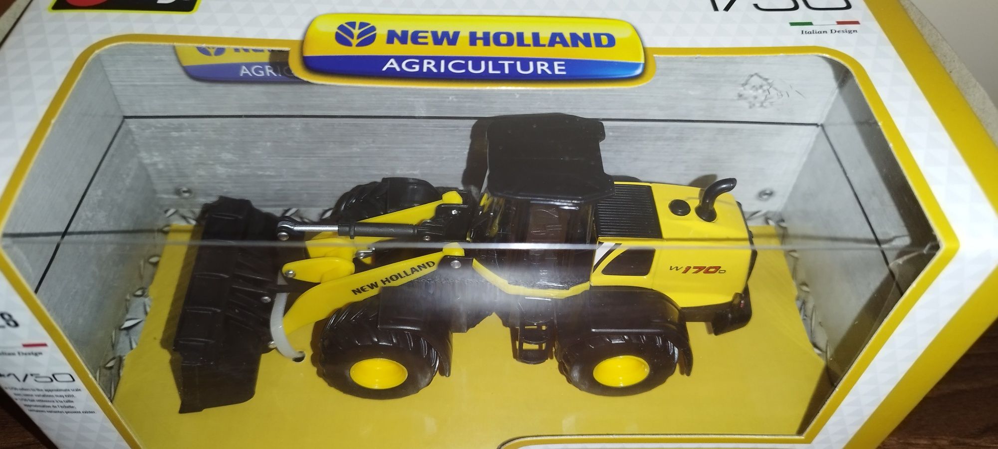 Bburago koparko-ładowaka New Holland W170D, w skali 1:50. Burago